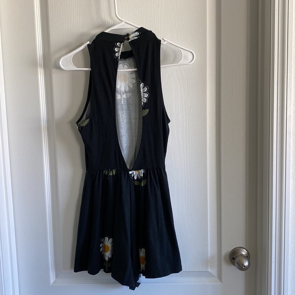 Forever 21 Daisy Open Back Romper Size S - Picture 4 of 6